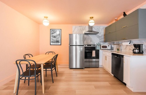 Bay Esplanade Apartment | Group Retreat Paradise | Stylish 8BR Beach Oasis