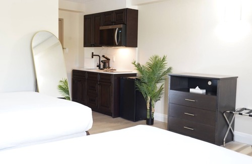 Silvertown Hotel | Group Retreat with breakfast included - on one floor- on the Niagara Gorge