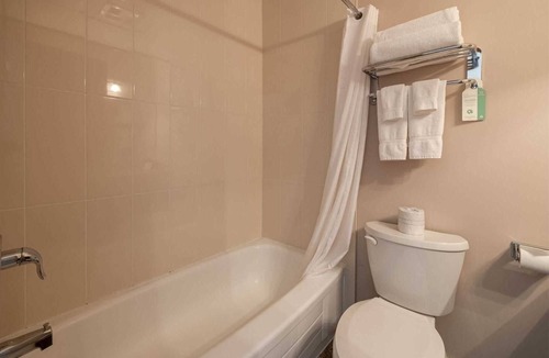 Silvertown Hotel | Group Retreat with breakfast included - on one floor- on the Niagara Gorge