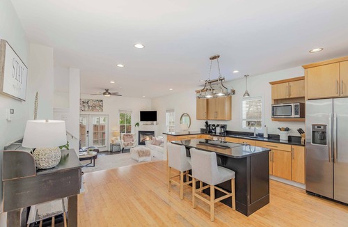 Hope Gardens Condo | Group Stay for 10 with Grill & Cozy Fireplace