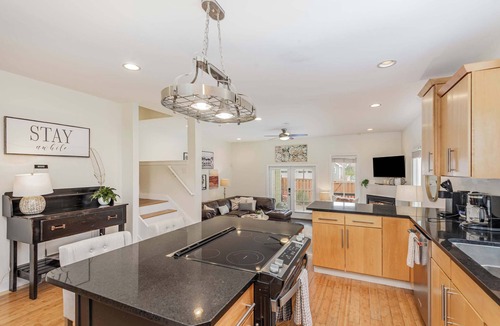 Hope Gardens Condo | Group Stay for 10 with Grill & Cozy Fireplace