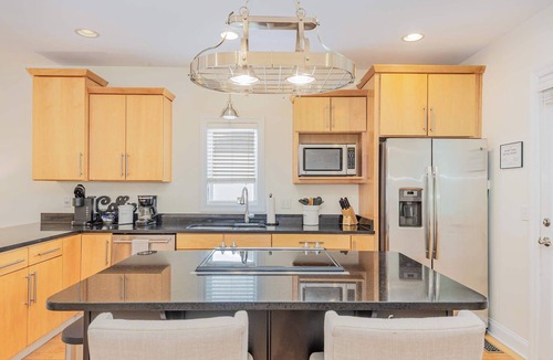 Hope Gardens Condo | Group Stay for 10 with Grill & Cozy Fireplace