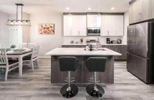 Lynnwood Ridge House | Group Stay, Sleeps 16! Near Downtown - 6BR Full Duplex, 2 Kitchens! FREE Banff Pass