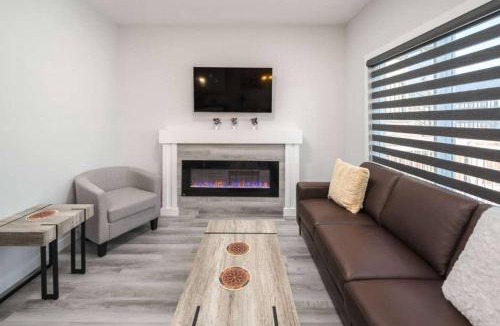 Lynnwood Ridge House | Group Stay, Sleeps 16! Near Downtown - 6BR Full Duplex, 2 Kitchens! FREE Banff Pass