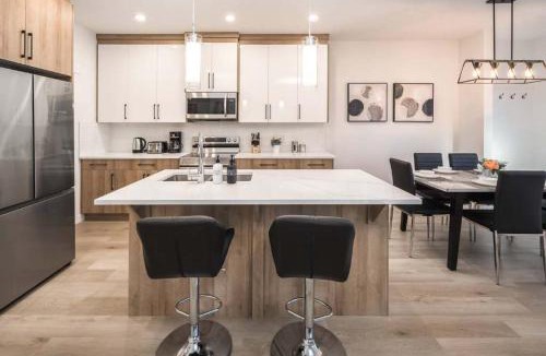 Lynnwood Ridge House | Group Stay, Sleeps 16! Near Downtown - 6BR Full Duplex, 2 Kitchens! FREE Banff Pass
