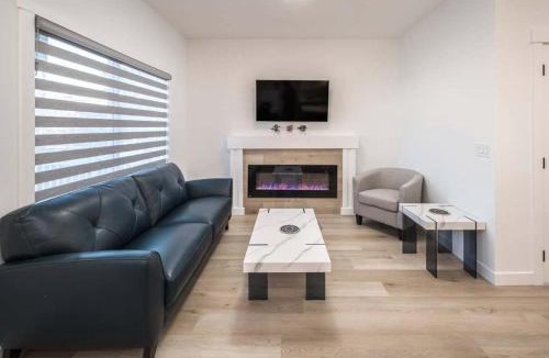 Lynnwood Ridge House | Group Stay, Sleeps 16! Near Downtown - 6BR Full Duplex, 2 Kitchens! FREE Banff Pass