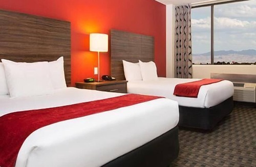 Downtown Las Vegas Hotel | Group Vacation! 2 Modern Units, Casino, Pool, FREE Parking