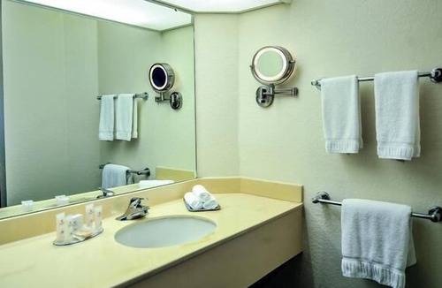 Mishawaka House | Group Vacation! 2 Units Close to University Park Mall! W/ Pool Access & Parking!