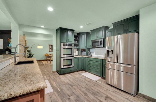 Roanoke House | Groups and Fams - 5 BR Huge Private Yard in Keller