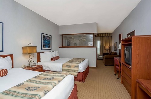 Ocean Shores Hotel | GROUPS BEACH ESCAPE! TWO UNITS, POOL, PARKING