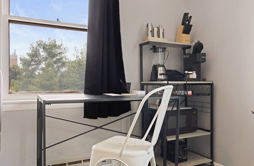 Aurora Apartment | Groups/Contractors/Retreats Sleeps 6/WIFI & Parking