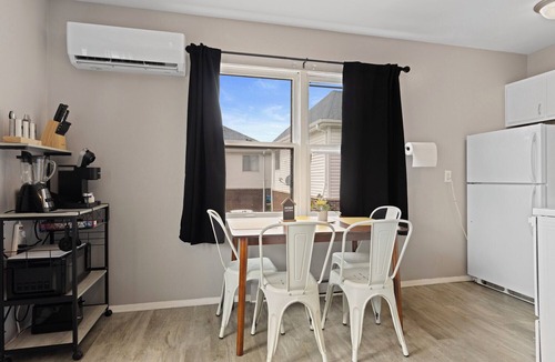 Aurora Apartment | Groups/Contractors/Retreats Sleeps 6/WIFI & Parking