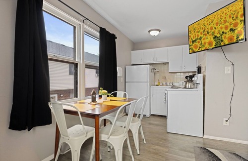 Aurora Apartment | Groups/Contractors/Retreats Sleeps 6/WIFI & Parking