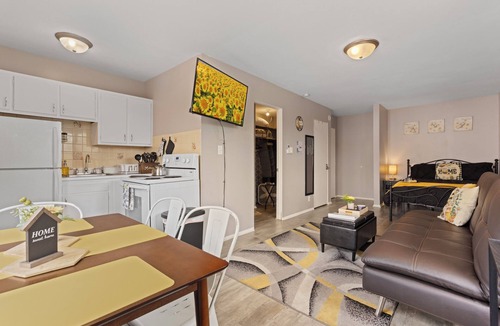 Aurora Apartment | Groups/Contractors/Retreats Sleeps 6/WIFI & Parking