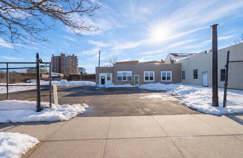 Dwight House | Groups | Walk to Yale | Updated & Open | Parking