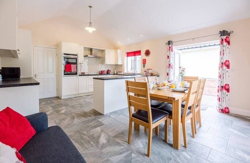 Woodbridge House | Grove Farm Bungalow with Swimming Pool, Dallinghoo