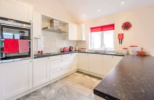 Woodbridge House | Grove Farm Bungalow with Swimming Pool, Dallinghoo