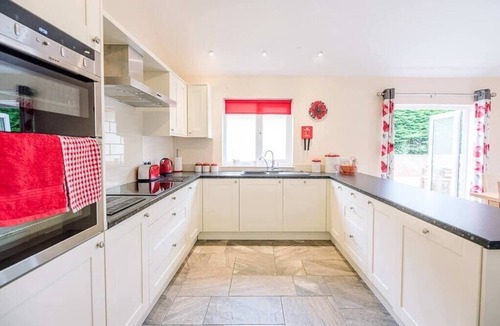 Woodbridge House | Grove Farm Bungalow with Swimming Pool, Dallinghoo