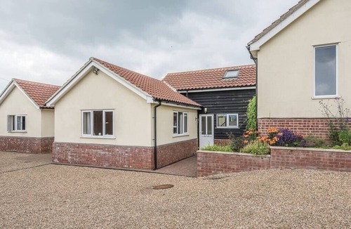 Woodbridge House | Grove Farm Bungalow with Swimming Pool, Dallinghoo