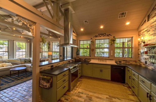 Grove House | Grove’s Grandest Lakefront Getaway! TONS OF PARKING!
