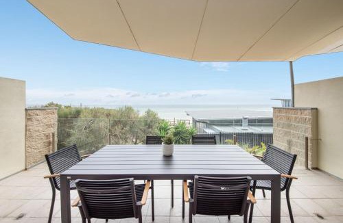 Aspendale Apartment | Groves Sunset Views in Aspendale