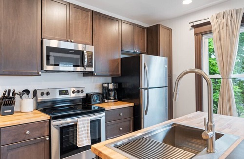 Westside House | GRP HQ: Sleeps 16, Dual Kitchen/LR/DR, Central Loc