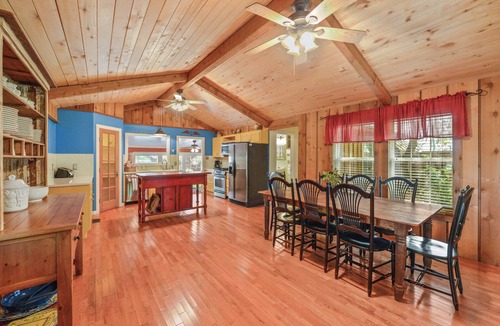 Gruene House | Gruene River Guest House - High & Dry On The River