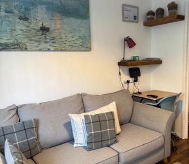 Uxbridge South Apartment | Grundy House