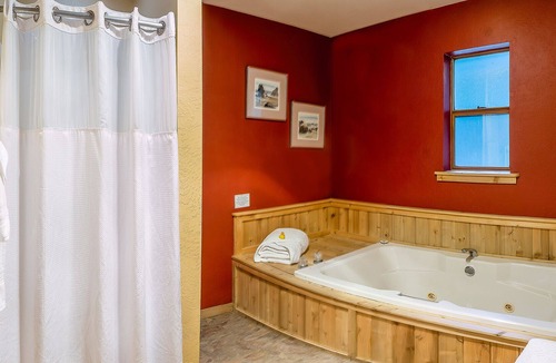 Ashland House | GS Lodge Room 5~ Jacuzzi Bathtub