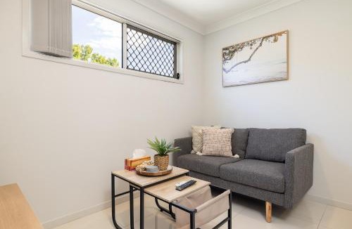 Rocklea Apartment | GST Credits! AC! Shops! Parking! Espresso! 535F1