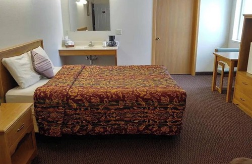 Le Center Hotel | Guardian Inn