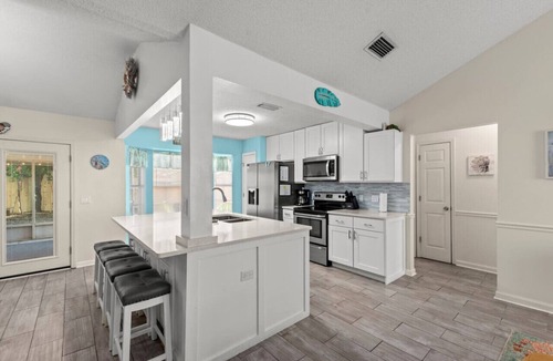 El Centro Beach House | Guava Ohana ~ Cozy Beach Retreat with Hot Tub, Fire Pit & Fenced Backyard