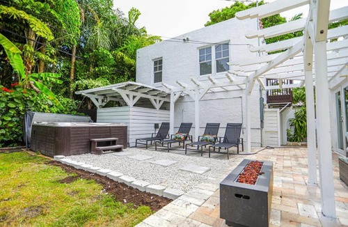 Bayside Historic District House | GUCCI MANOR 8 Bedrooms & Hot Tub