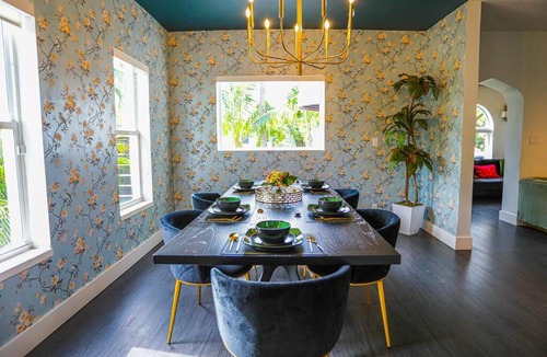 Bayside Historic District House | GUCCI MANOR 8 Bedrooms & Hot Tub