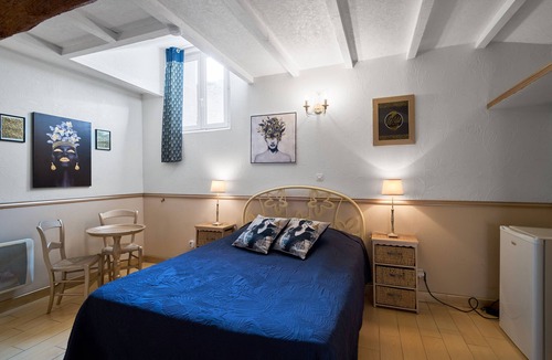 Saint-Sulpice-de-Roumagnac Bed & Breakfast | Guest Rooms 'Le Pré Fleuri 2' with Shared Pool, Shared Terrace and Wi-Fi