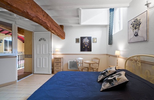 Saint-Sulpice-de-Roumagnac Bed & Breakfast | Guest Rooms 'Le Pré Fleuri 2' with Shared Pool, Shared Terrace and Wi-Fi