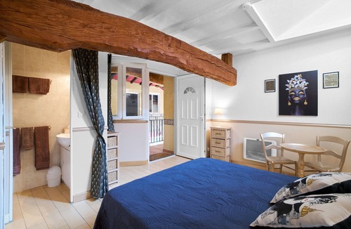 Saint-Sulpice-de-Roumagnac Bed & Breakfast | Guest Rooms 'Le Pré Fleuri 2' with Shared Pool, Shared Terrace and Wi-Fi