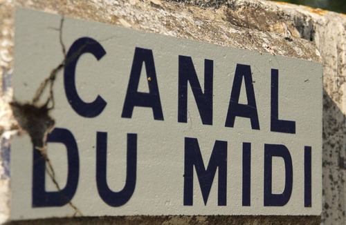 Villepinte Boat Rental | Guest cabin in a real luxury barge