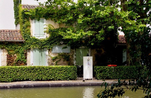 Villepinte Boat Rental | Guest cabin in a real luxury barge