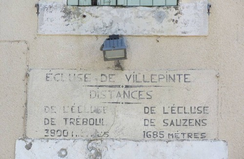 Villepinte Boat Rental | Guest cabin in a real luxury barge