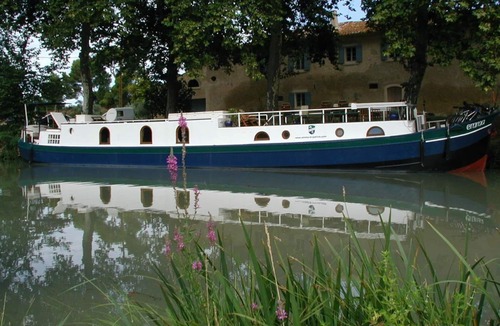 Villepinte Boat Rental | Guest cabin in a real luxury barge