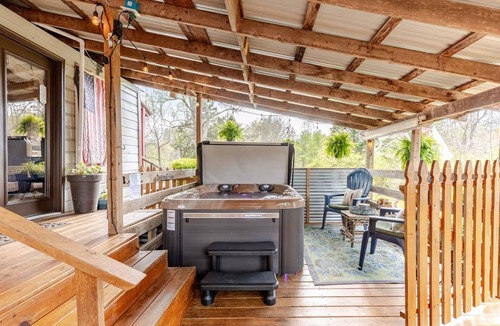 Tiger Cottage | Guest Cottage,Dog friendly, minutes to Clayton, fenced yard, hot tub on patio.
