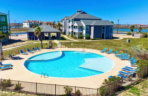 Corpus Christi Condo | GUEST FAV Beach, Pool sleeps 8