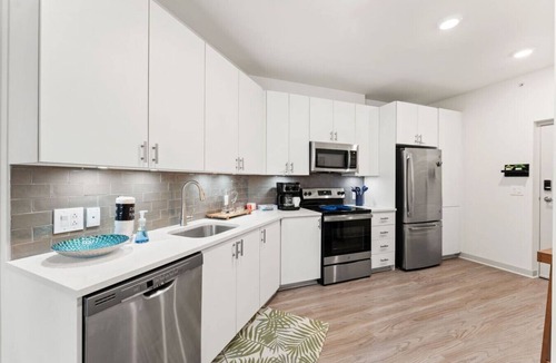 Downtown Jacksonville Apartment | Guest Favorite! 8th Floor Luxe King Suite PetOK