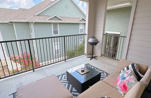 Vance Jackson Apartment | Guest Favorite - Medical area - 10 minutes from Downtown