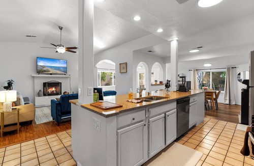 Albuquerque House | Guest Favorite! | Outdoor Retreat | Firepit + Costa Rican Coffee | Welcome Breakfast
