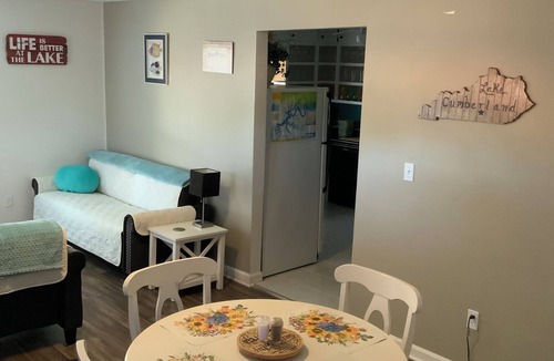 Jamestown Cottage | Guest Favorite! Super Clean! Close to Everything!