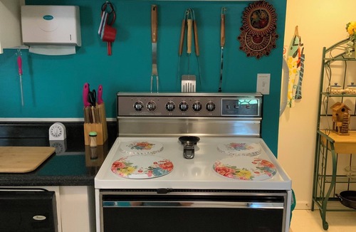 Jamestown Cottage | Guest Favorite! Super Clean! Close to Everything!