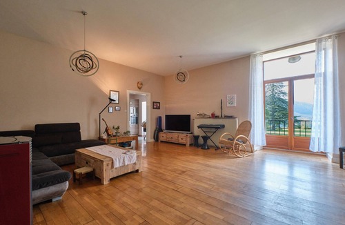 Saint-Geoire-en-Valdaine House | Guest House 'Suite Marguerite Chez L'habitant' with Mountain View, Shared Terrace and Shared Garden