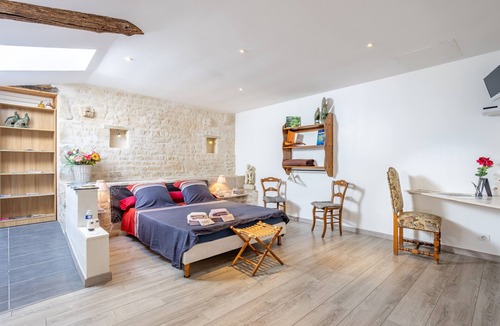 Saint-Martin-de-Fraigneau Bed & Breakfast | Guest Room "Chez Jacques - Océanide" with Private Terrace, Wi-Fi and Air Conditioning